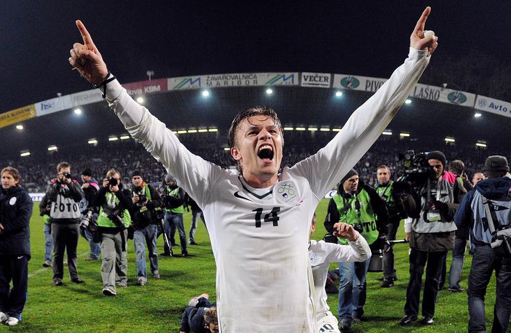 Po zgodovinski zmagi nad Rusijo, ko je bil strelec odločilnega zadetka, s katerim se je Slovenija uvrstila na svetovno prvenstvo 2010, si je dal duška v Ljudskem vrtu. | Foto: Aleš Fevžer