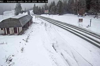 Sneg se ponekod že oprijema vozišč