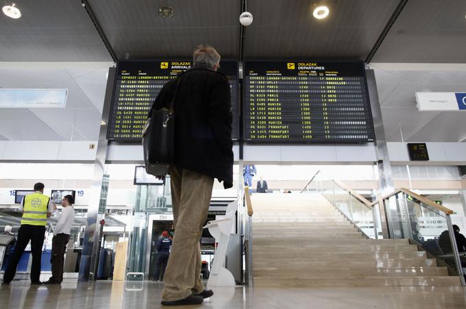 Tudi Zagreb ponuja ustrezno alternativo Brniku, toda potnika čaka najprej prehod državne meje, nato pa tudi kontrole dokumentov na letališčih v tujini.  | Foto: Reuters