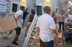 Lastnik restavracije napadel goste, občani so zgroženi #video
