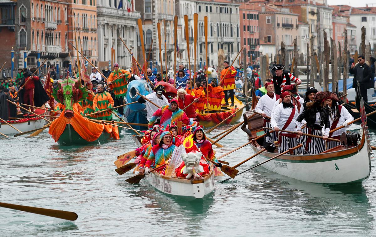 Beneški karneval | Dogajanje se ne bo odvijalo samo na ulicah, temveč tudi na vodi, ko bo v nedeljo vzdolž Velikega kanala oz. Canal Grande potekala parada tradicionalno okrašenih gondol in čolnov. | Foto Reuters