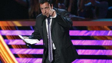 Adam Sandler in Drew Barrymore v romantični komediji