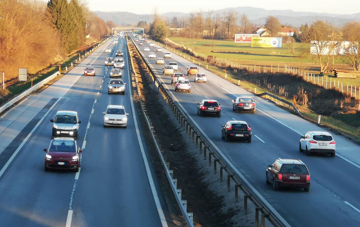 avtocesta | Z nižjo omejitvijo hitrosti na določenih odsekih avtocest želijo znižati izpuste ter posledično izboljšati kakovost zraka. | Foto Gregor Pavšič