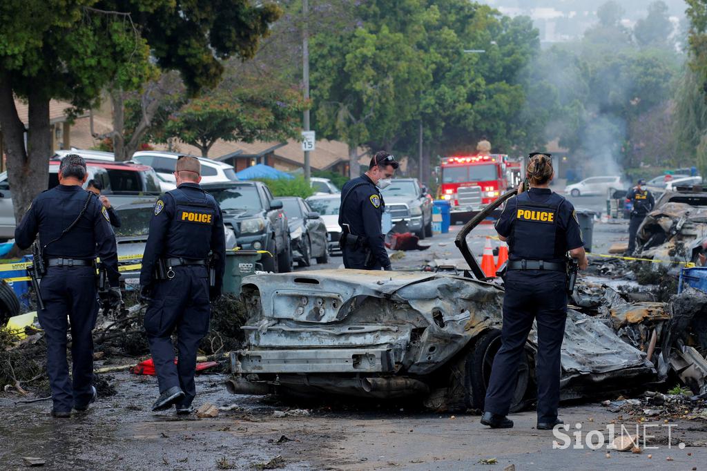 letalo, strmoglavljenje, San Diego, ZDA, reševalci, gasilci, policija, hiše, ljudje, avtomobili