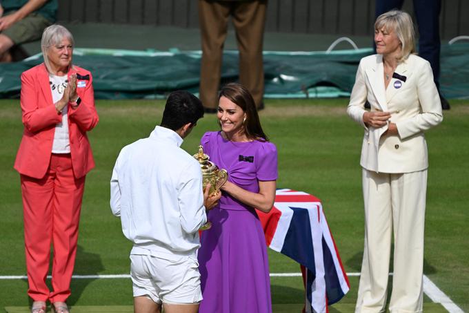 Kate je zmagovalcu Wimbledona podelila pokal. | Foto: Profimedia