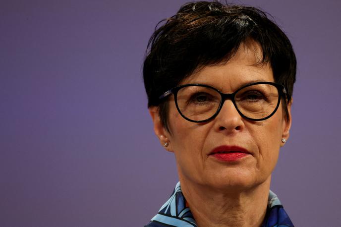 Marta Kos | Kos se je z očitki o sodelovanju z Udbo spopadala že v času pred imenovanjem za komisarko za širitev, a je na zaslišanju na odboru Afet novembra 2024 zanikala sodelovanje. "Nikoli nisem bila sodelavka ali informatorka jugoslovanskih tajnih služb," je zatrdila v odgovoru na vprašanje enega od evroposlancev. | Foto Reuters