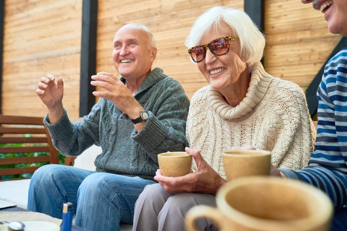 nasmejani starejši | Predlog prinaša osem glavnih rešitev. Tako bo poskrbel za sofinanciranje pridobitve nacionalne poklicne kvalifikacije za poklice, potrebne za zasedbo delovnih mest pri izvajalcih socialnovarstvenih storitev oziroma dolgotrajne oskrbe. | Foto Shutterstock