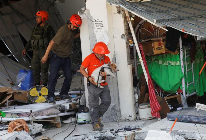 Reševalci med ruševinami poskušajo najti preživele. | Foto: Reuters