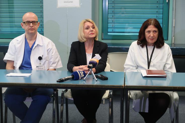 Strokovni direktor šempetrske bolnišnice Erik Sedevčič (prvi z leve) zavrača očitke, da so v bolnišnici reagirali prepozno. | Foto: STA