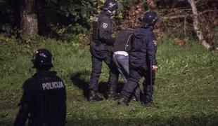 Hrvaški mediji: Slovenska policija spet s solzivcem nad begunce