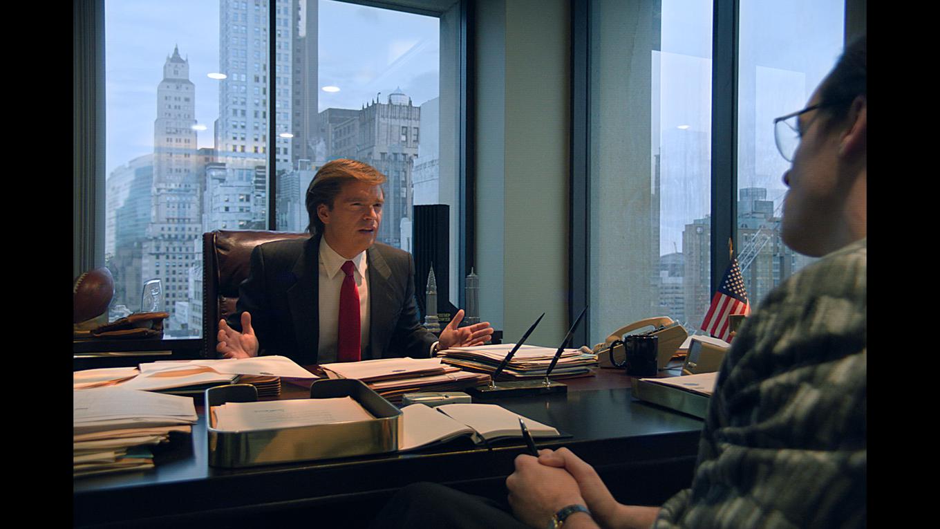 Uma das cenas finais do filme mostra Trump dando uma entrevista para um livro que se tornaria A Arte da Barganha. | Foto de : Karantania Cinemas