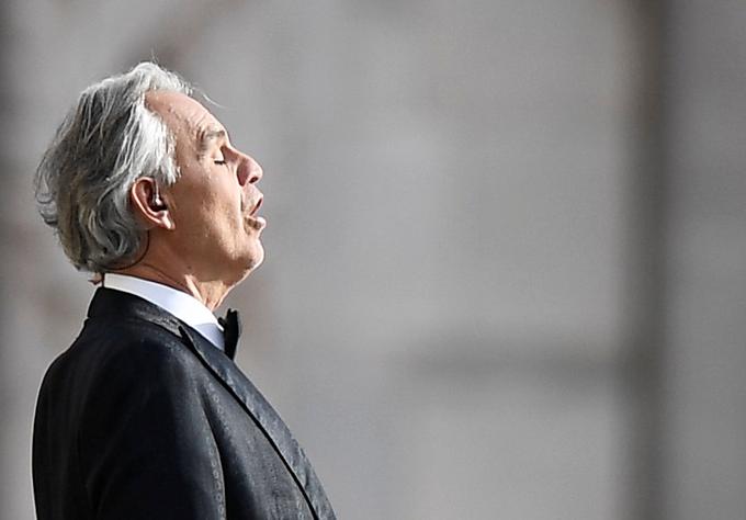 Italijanski tenorist Andrea Bocelli med vajo pred koncertom v milanski katedrali. | Foto: Reuters