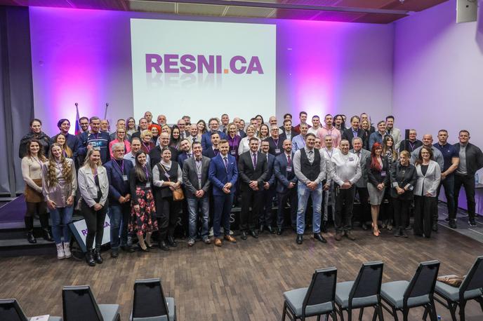 Resni.ca | Tarče poskusov podkupovanj naj bi bili poslanci Resni.ce Nedeljko Todorović, Boris Mijić in Aleksander Štorek. Po navedbah vodje poslanske skupine Katje Kokot naj bi jim iz leve politične opcije ponudili visoke zneske za prestop v drugo politično opcijo. | Foto STA