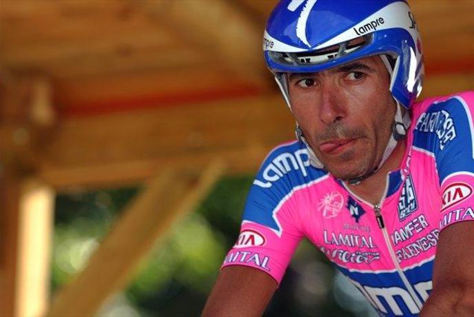 Skočil v vodo in rešil kolo ekipe Lampre (video)