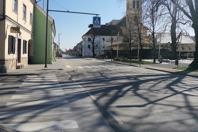 Nedeljsko dopoldne dva dni po zaprtju države. Ulice slovenskih krajev so samevale. | Foto: Matic Tomšič