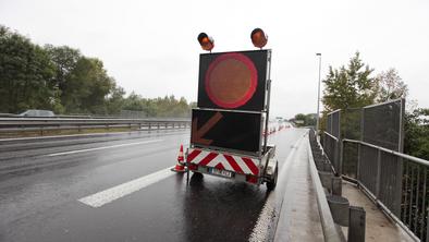 V predoru na primorski avtocesti zagorel avtomobil