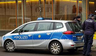 V Nemčiji med nadzorom prometa ustrelili dva policista #video