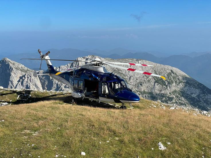 Pri reševanju ponesrečencev v gorah pogosto pomaga tudi letalska policijska enota. | Foto: PU Ljubljana