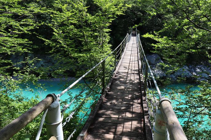 brv čez Sočo | Ograja na brvi je visoka en meter in ima tri jeklene vrvi. | Foto Matej Podgoršek