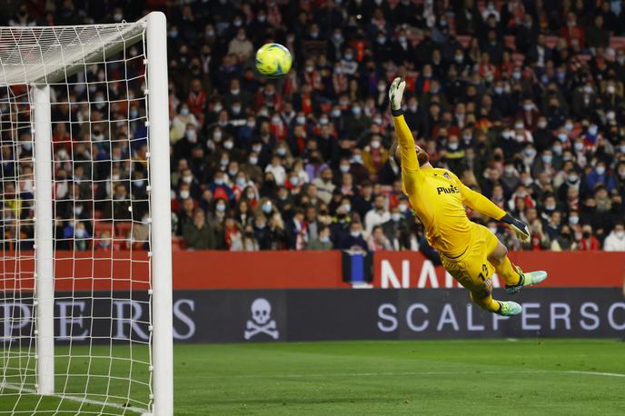 Jan Oblak | Jan Oblak je moral po žogo v svojo mrežo na tekmi v Sevilli že v 7. minuti. | Foto Reuters