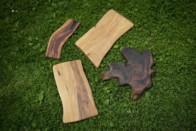 Izdelujeta tudi lesene izdelke, na primer deske za rezanje. | Foto: Ana Kovač