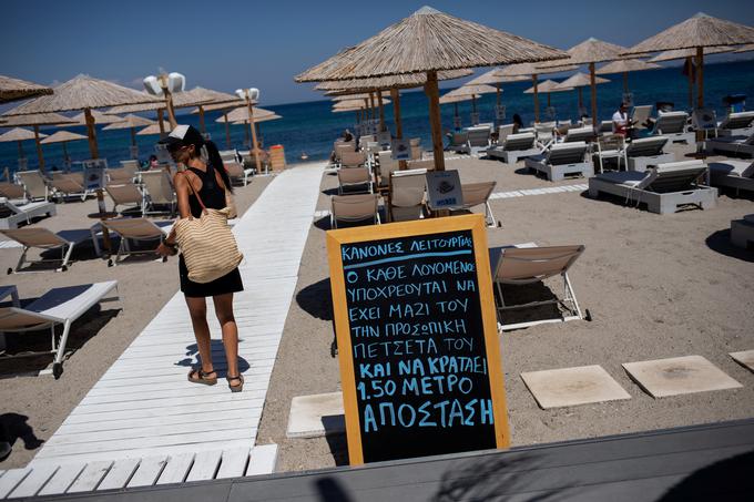 Med državami na Balkanskem polotoku ima daleč najboljšo epidemiološko sliko Grčija. A tudi v tej državi, ki še vedno ni popolnoma okrevala od zadnje finančne krize in je za nameček življenjsko odvisna od turizma, se je v zadnjih dnevih povečalo števila okužb, in sicer zaradi prihoda okuženih turistov. | Foto: Reuters
