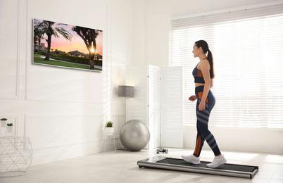 Kako spremeniti dnevno sobo v mini fitnes – z le eno napravo?