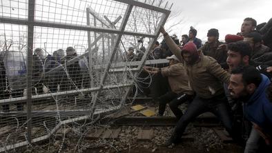 Kaos na grško-makedonski meji: migranti skušali prebiti ograjo (video)