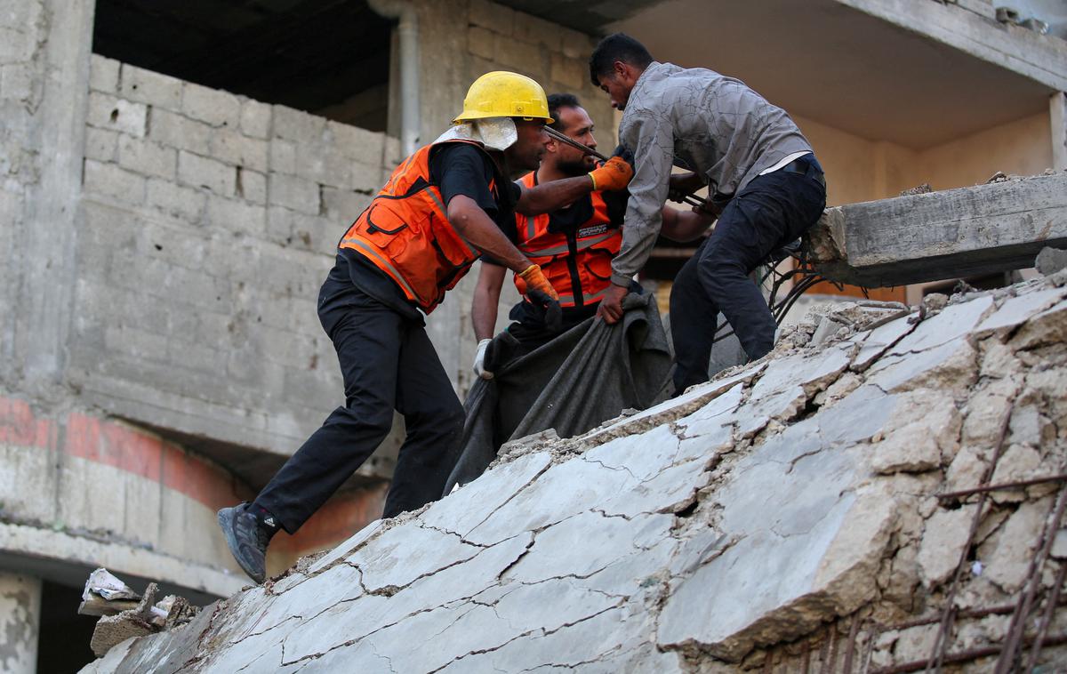 Izraelski napad, Gaza | V petih ločenih izraelskih zračnih napadih je bilo danes ubitih 21 ljudi, kar je očitna kršitev premirja v Gazi, je sporočil tiskovni predstavnik civilne zaščite Mahmud Basal. | Foto Reuters