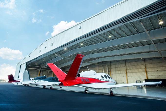Unikatna oblika zadnjih kril in le en motor sta prepoznaven znak tega zasebnega letala. | Foto: Cirrus Airplanes