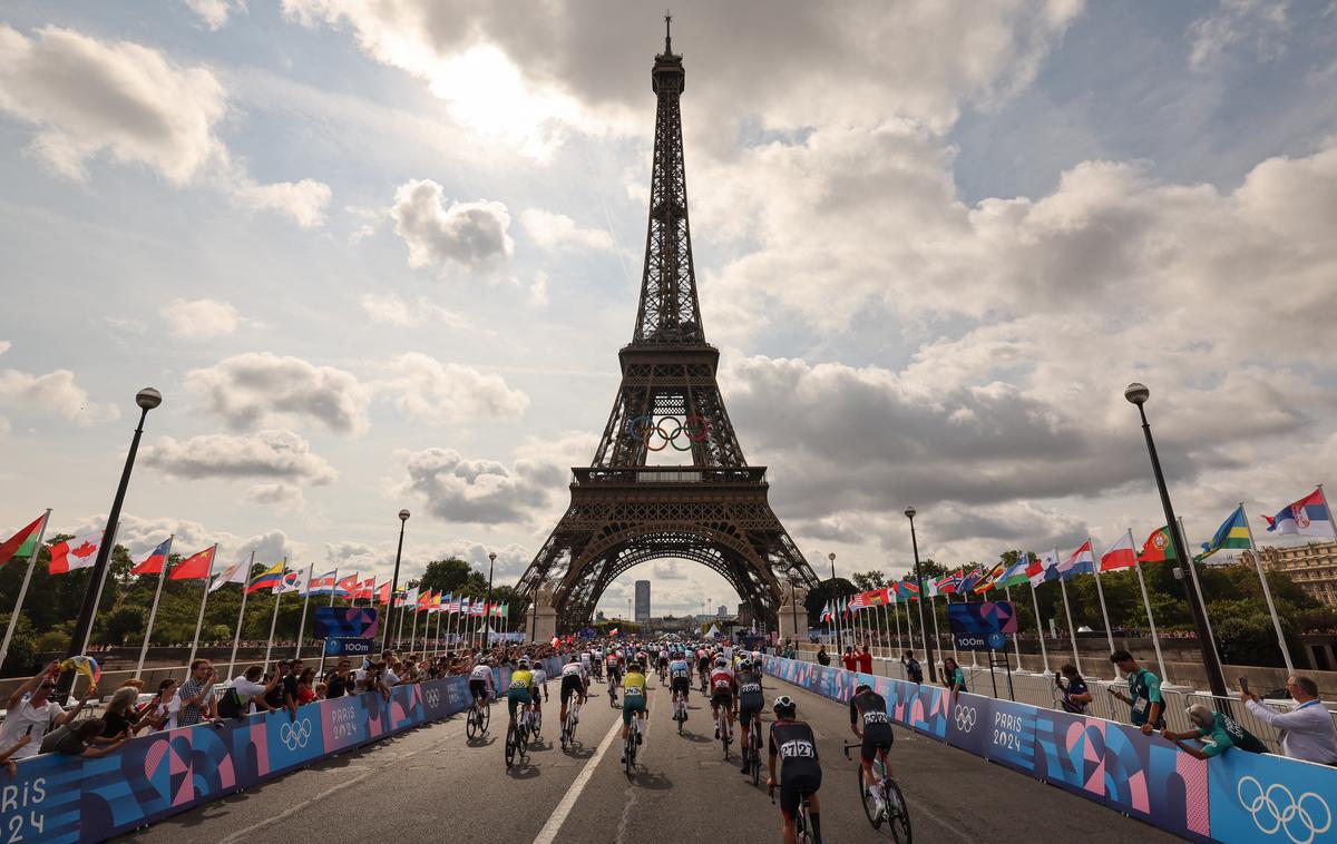 cestna dirka Pariz 2024 | Kolesarji so olimpijsko preizkušnjo začeli v neposredni bližini Eifflovega stolpa. | Foto Reuters