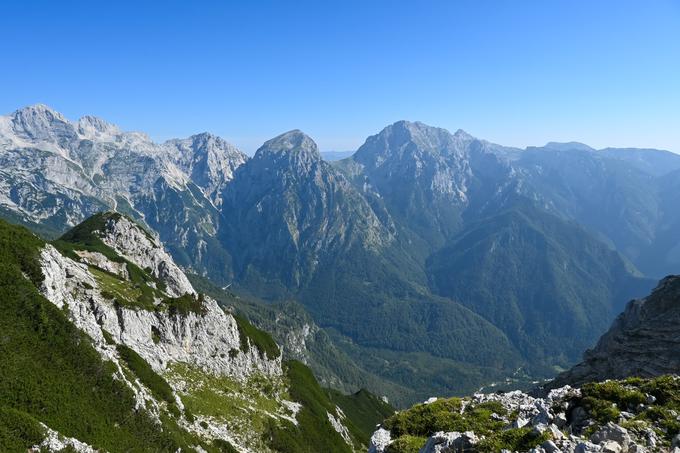 Pogled proti severovzhodu. Navzdol v dolino Kamniške Bistrice in navzgor proti Rinkam, Turski gori, Brani, Kamniškemu sedlu, Planjavi, Ojstrici in Dleskoškovi planoti. | Foto: Matej Podgoršek