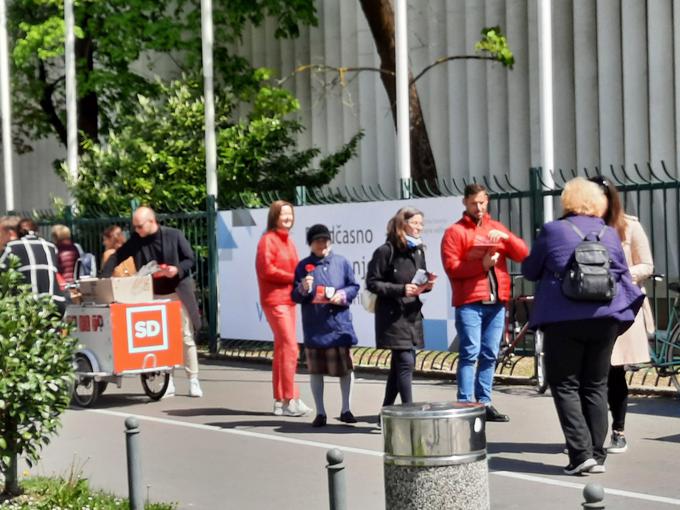 Tanja Fajon pred Gospodarskim razstaviščem, kjer poteka predčasno glasovanje za vseh 14 volilnih okrajev upravne enote Ljubljana. | Foto: Twitter/Daily Loud