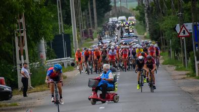 Posrečen utrinek z dirke: "Gremo, otroci. Pokažite babici, kaj znate."