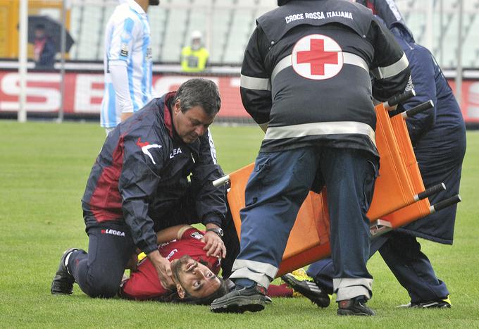 Leta 2012 je življenje na tekmi druge italijanske lige med Livornom in Pescaro izgubil Piermario Morosini. Ko je njegov klub vodil z 2:0, je dvakrat padel na zelenico. Prvič se je še pobral, drugič pa obležal. Zdravniki so 25-letnega zveznega igralca poskušali oživeti, a je bil njihov trud zaman. Usodna je bila prirojena srčna napaka. | Foto: Reuters