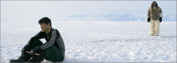 Na epskem popotovanju skozi ledeno divjino se mora 16-letni Inuk spopasti s svojo preteklostjo in poiskati pot v prihodnost. Avtentična pripoved o odraščanju na sodobni Grenlandiji – v deželi, razklani med tradicijo in modernostjo. • V videoteki DKino. | Foto: 