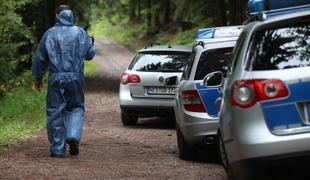 Umor 23-letnega mladeniča: policija aretirala dve najstnici