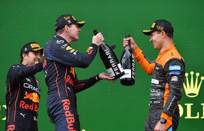 Verstappen je v Imoli nazdravljal z Norrisom in Perezom. | Foto: Reuters