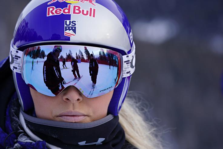 Če se je pri moških poslovil kralj alpskega smučanja, lahko rečemo, da se je pri ženskah kraljica. Lindsey Vonn je v svetovnem pokalu prišla do kar 82 zmag, le štiri so ji zmanjkale do rekorderja Ingermarja Stenmarka. Ob zmagah je osvojila še štiri velike globuse in kar 16 malih, za nameček pa še 11 kolajn na velikih tekmovanjih, od tega pa so zanimivo le tri zlate. Olimpijska prvakinja je postala leta 2010 v smuku. | Foto: Guliverimage/Getty Images