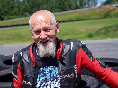 Devetkratni državni prvak v motokrosu pri 75 letih s starodobniki dirka na asfaltu
