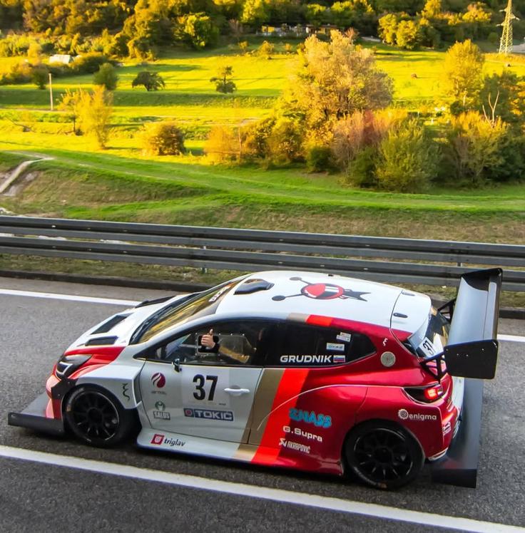 Tehnična okvara na dirkalniku Mateja Grudnika (renault clio E1) v drugi tekmovalni vožnji dirke v Buzetu. | Foto: Race Report