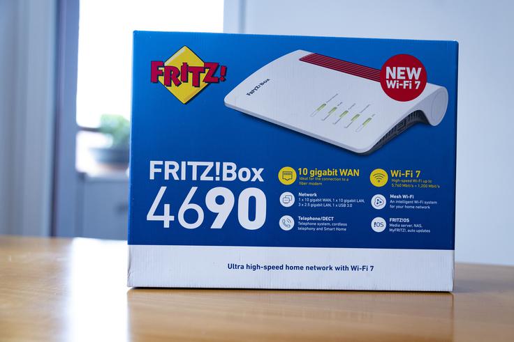 Usmerjevalnik FRITZ!Box 4690 ohranja značilno podobo in belo-rdečo barvno kombinacijo komunikacijskih izdelkov nemškega proizvajalca FRITZ!  | Foto: Ana Kovač