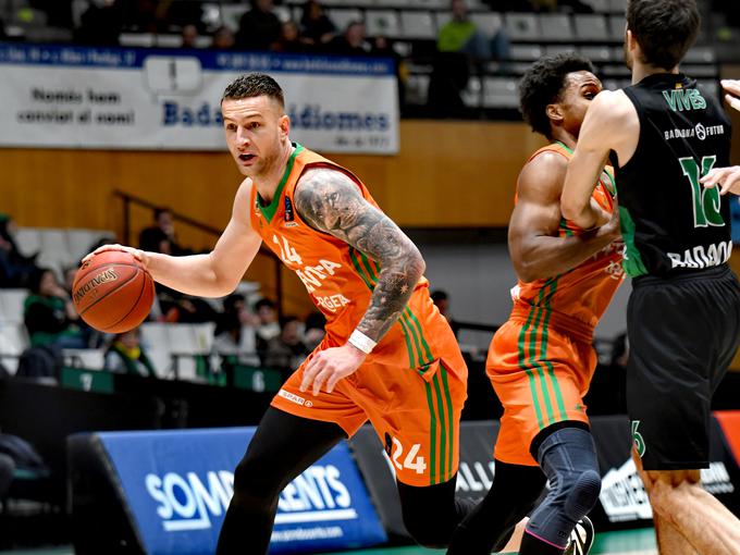 Alen Omić je igral proti nekdanjemu klubu, dvoboj pa končal z dvojnim dvojčkom – 11 točk in 12 skokov. | Foto: Tine Ružič/Cedevita Olimpija