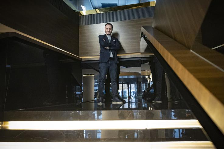 "Predvsem smo zadovoljni in presrečni, ker smo pokazali, kaj je mogoče narediti in da se lahko ljudje množično zabavajo ob slovenski glasbi. To ne pomeni, da smo rekli zadnjo. Še je mogoče odpirati ta prostor in ustvarjati," o oddaji V petek zvečer pove Blaž Švab. | Foto: Ana Kovač