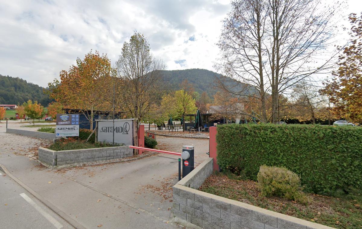 družina Zavašnik, Lipa, Artemida, Pirniče | Verjetno ni dejavnosti na posestvu nekdanjega kluba Lipa, ki bi bila zakonita. | Foto Google Maps/posnetek zaslona