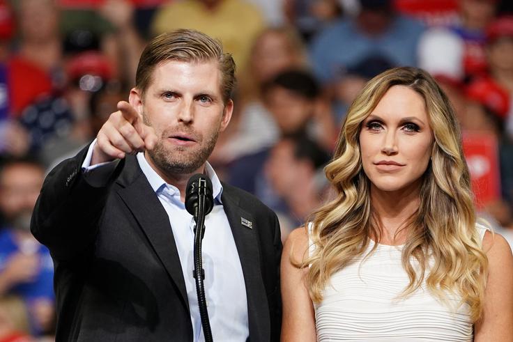 Laro Trump naj bi zanimala kandidatura na senatnih volitvah v rodni Severni Karolini leta 2022. Lara Trump je žena Erica Trumpa, ta je eden od dveh sinov, ki jih je Donald Trump imel s svojo prvo ženo, Čehinjo Ivano Trump.  | Foto: Reuters