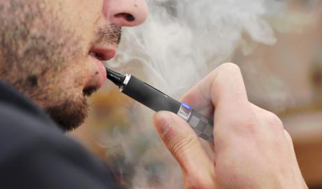Uporabniki elektronskih cigaret s pljučnimi obolenji, zaznali tudi smrtni primer