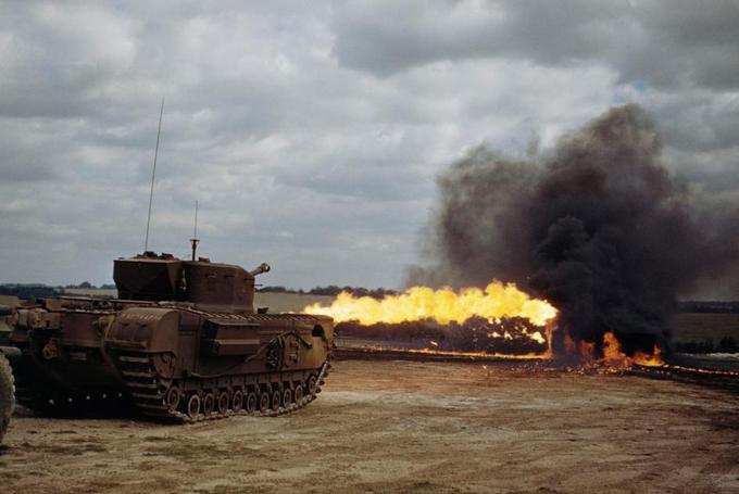 Preizkus metalca ognja na tanku mk IV churchill, enem od najtežjih in največjih v uporabi zavezniških sil, 1944 | Foto: Britanski Imperialni vojni muzej (IWM)