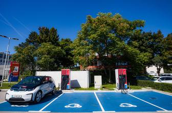 V Ljubljani prvi parkirni senzorji za uporabnike električnih vozil