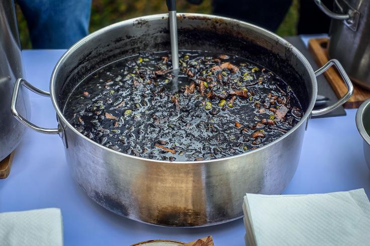 Za marendo se vedno uporabijo lokalne in sezonske sestavine. Na fotografiji sipa z bobom, ob kateri so na predstavitvi šibeniške marende v Sloveniji postregli še polento. | Foto: Srdjan Cvjetović